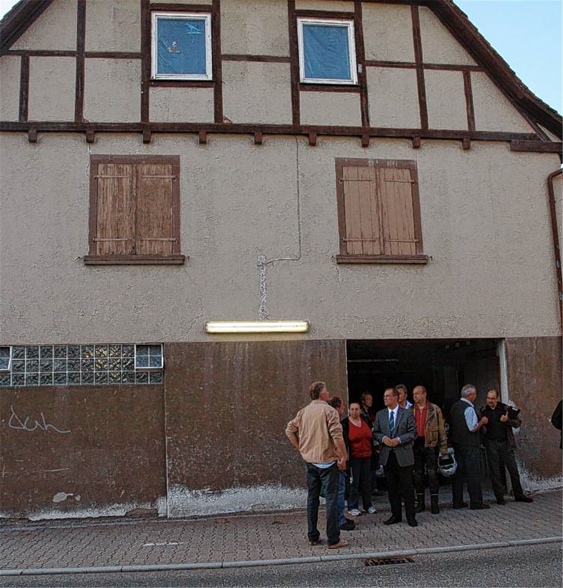 Ausschussmitglieder und OB Schneider besichtigen die beengte Feuerwehrunterkunft.