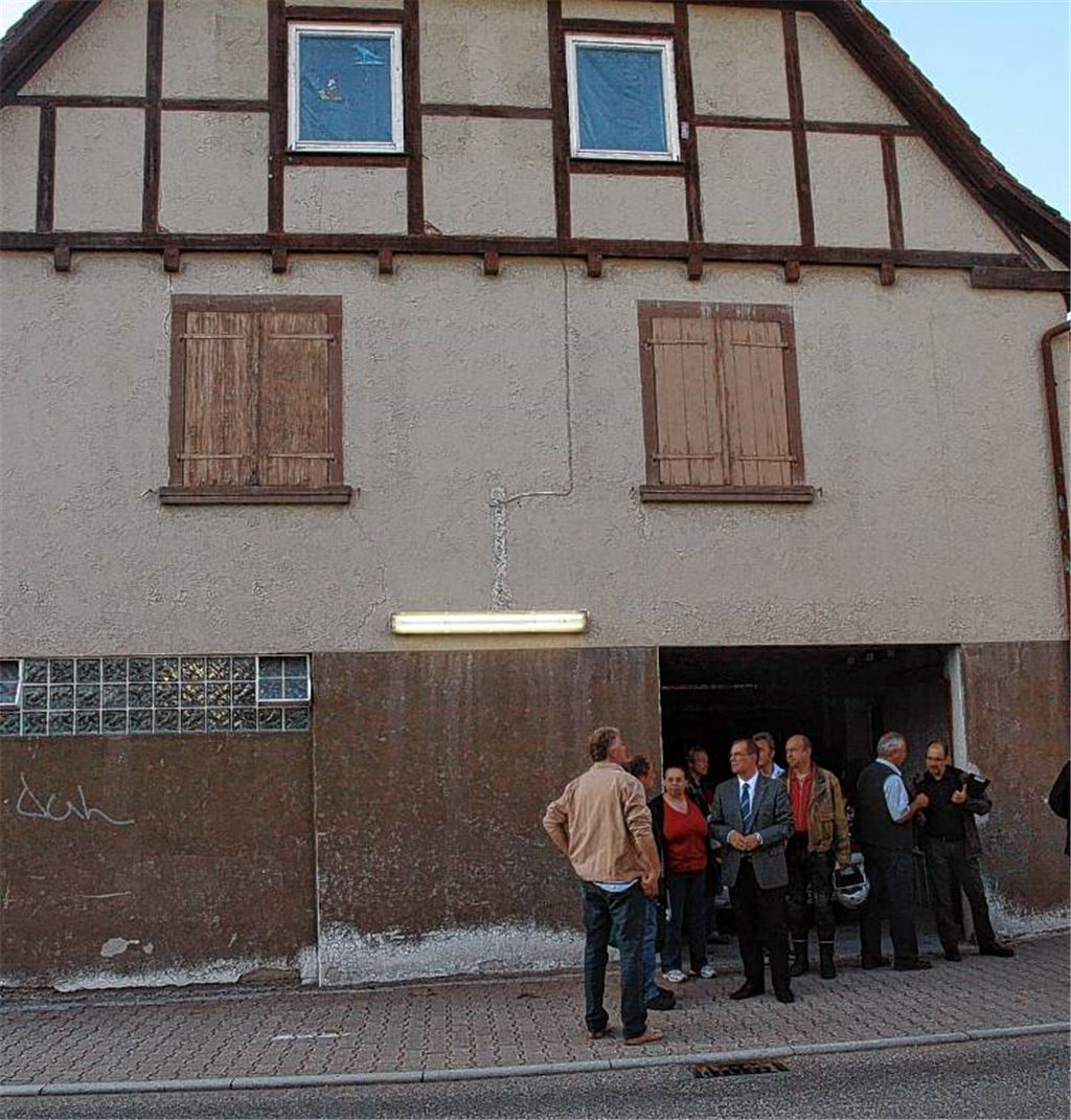 Ausschussmitglieder und OB Schneider besichtigen die beengte Feuerwehrunterkunft.