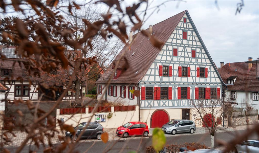 Außen hui, innen pfui: Das Dürrmenzer Pfarrhaus wird bald leer stehen. Foto: Fotomoment