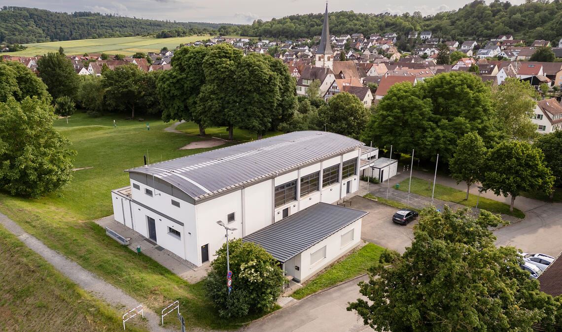 So oder so: Enztalhalle fällt noch für Jahre aus Außen hui, innen pfui: die Enztalhalle in Mühlhausen ist ein echter Problemfall. Foto: Fotomoment