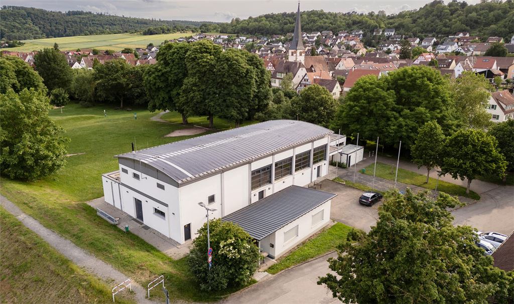 Außen hui, innen pfui: die Enztalhalle in Mühlhausen ist ein echter Problemfall. Foto: Fotomoment