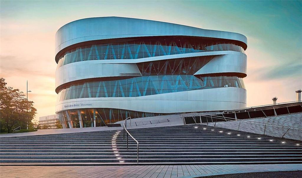 Außen wie Innen einzigartig:  Mercedes-Benz Museum in Stuttgart – am  Museumstag bei freiem Eintritt