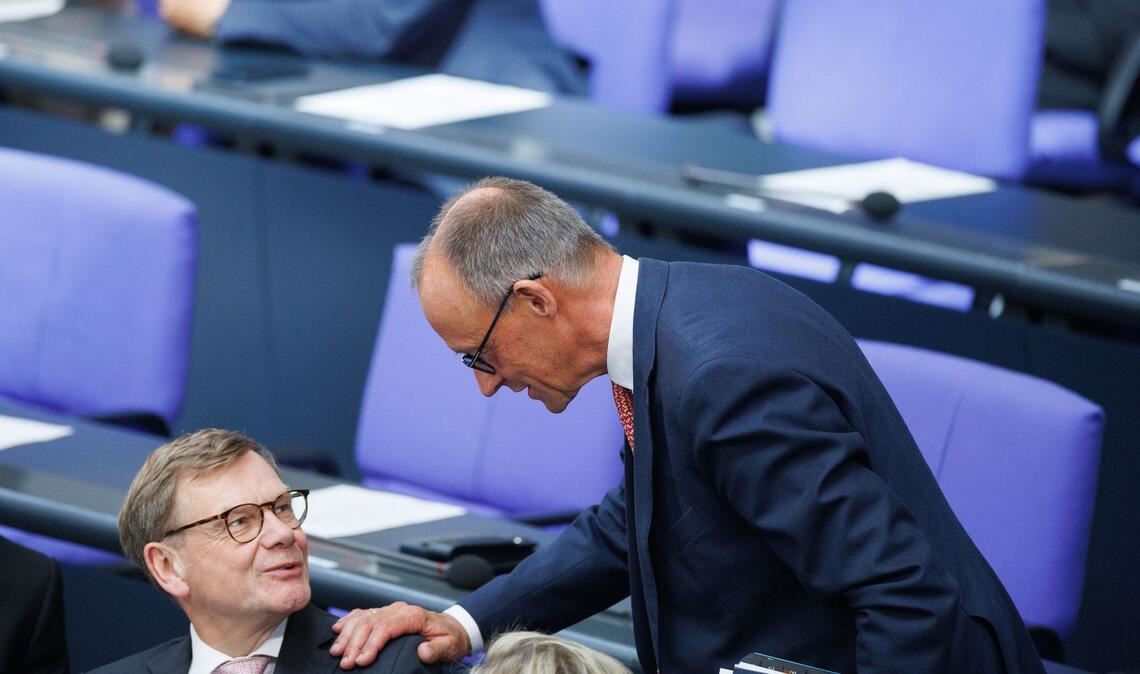 Außenkanzler und Außenminister: Friedrich Merz und Johann Wadephul (beide CDU) während der Generaldebatte zum Haushalt im Bundestag.
