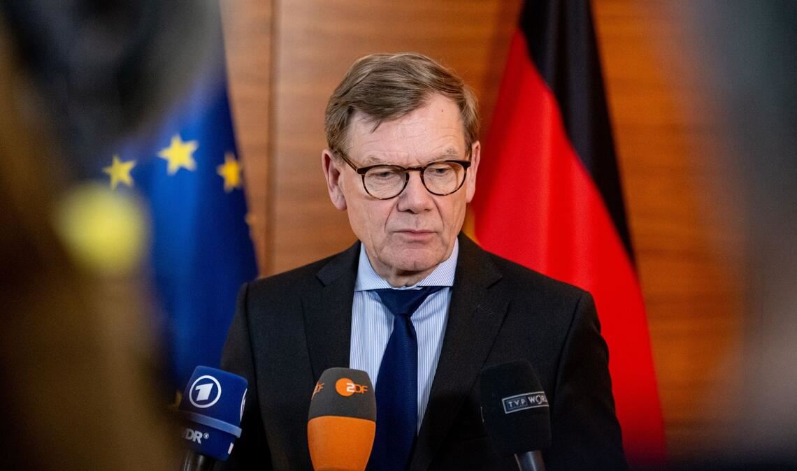 Außenminister Johann Wadephul (CDU) äußert sich am Rande eines Besuches in der polnischen Hauptstadt Warschau auch über die Rückholflüge für gestrandete deutsche Touristen in der Nahost-Region.