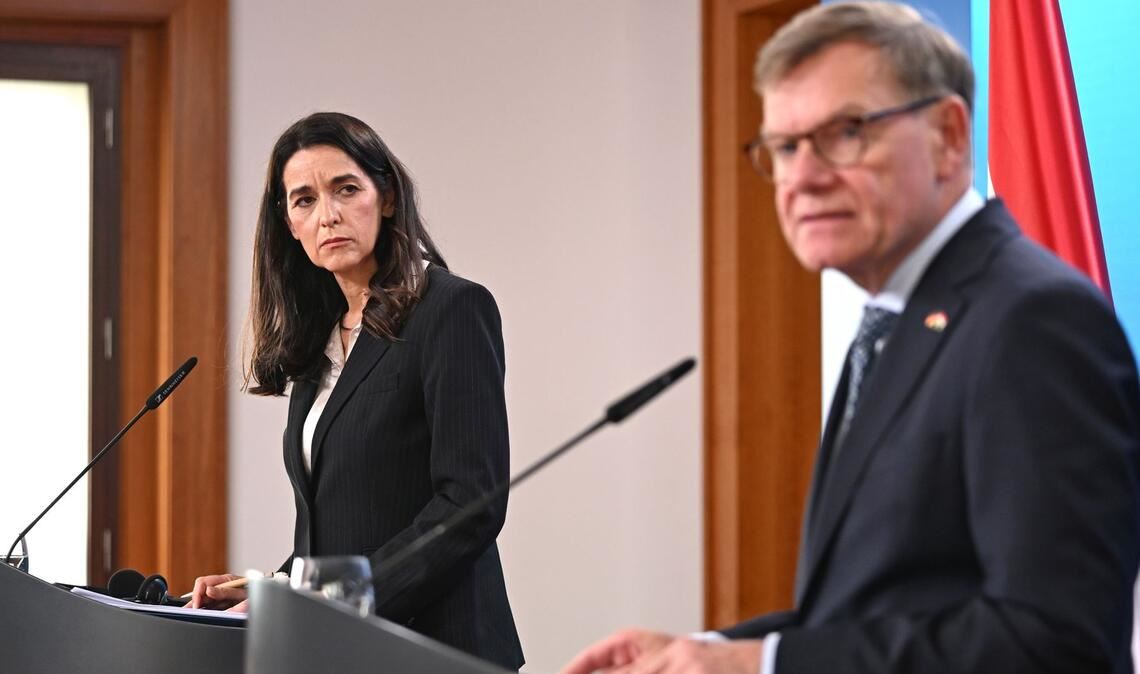 Außenminister Johann Wadephul (CDU) äußert sich bei einer Pressekonferenz mit seiner ungarischen Kollegin Anita Orbán auch zum Vorgehen Israels im Westjordanland und möglichen neuen Sanktionen.