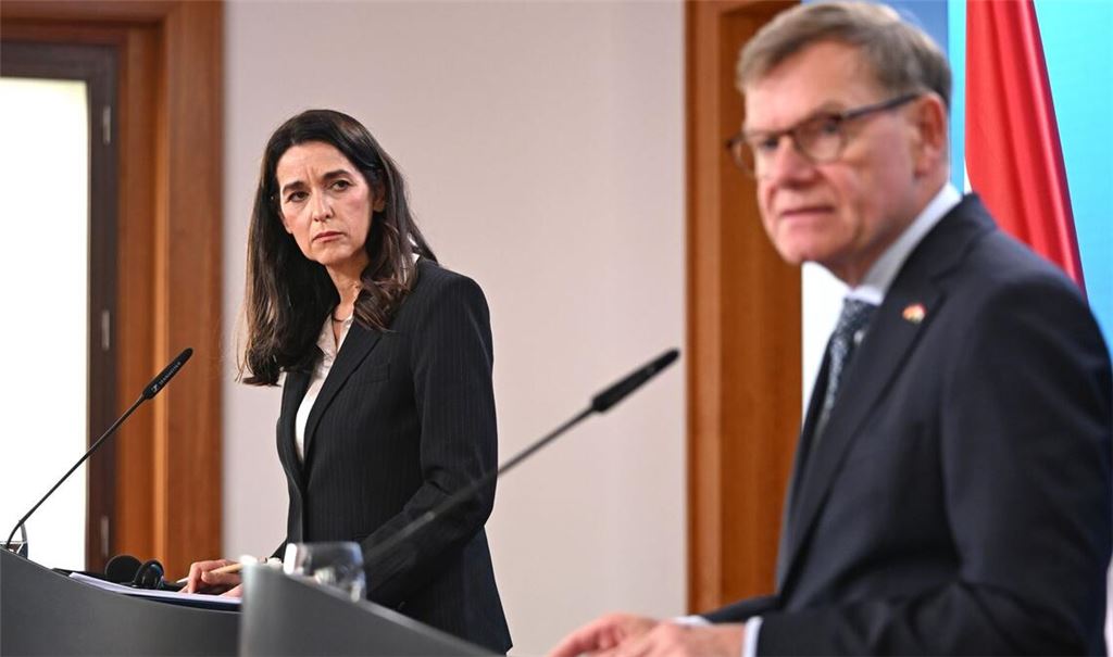 Außenminister Johann Wadephul (CDU) äußert sich bei einer Pressekonferenz mit seiner ungarischen Kollegin Anita Orbán auch zum Vorgehen Israels im Westjordanland und möglichen neuen Sanktionen.
