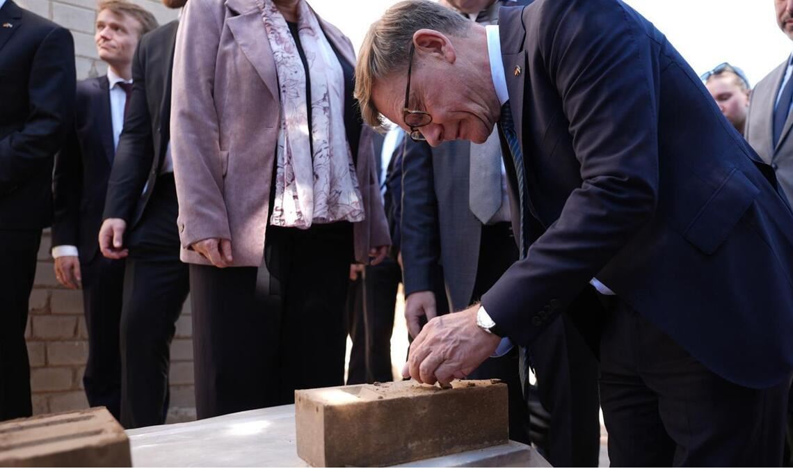 Außenminister Johann Wadephul (CDU) besucht ein Lehmziegel-Projekt für Binnenvertriebene in Damaskus.