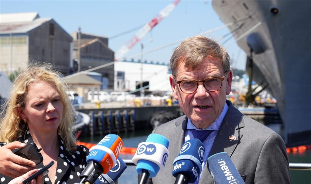 Außenminister Johann Wadephul (CDU) gibt auf dem Stützpunkt der 7. US-Flotte ein Statement.