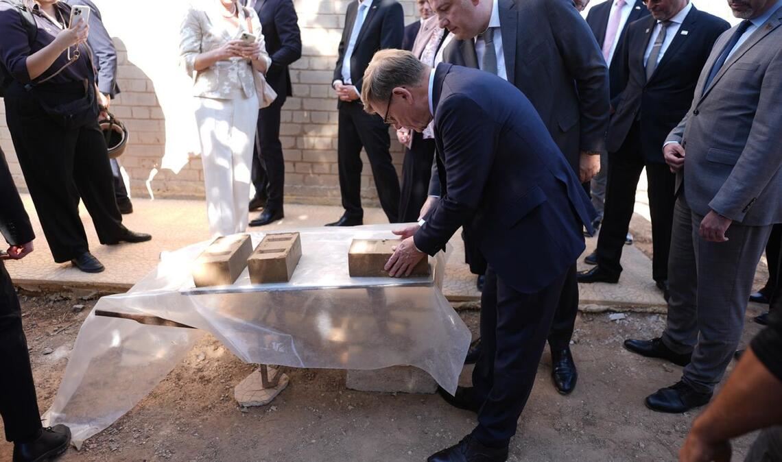 Außenminister Johann Wadephul (CDU) macht sich ein Bild von einem Projekt, das Binnenvertriebenen ermöglichen soll, günstig mit Lehmziegeln zu bauen.