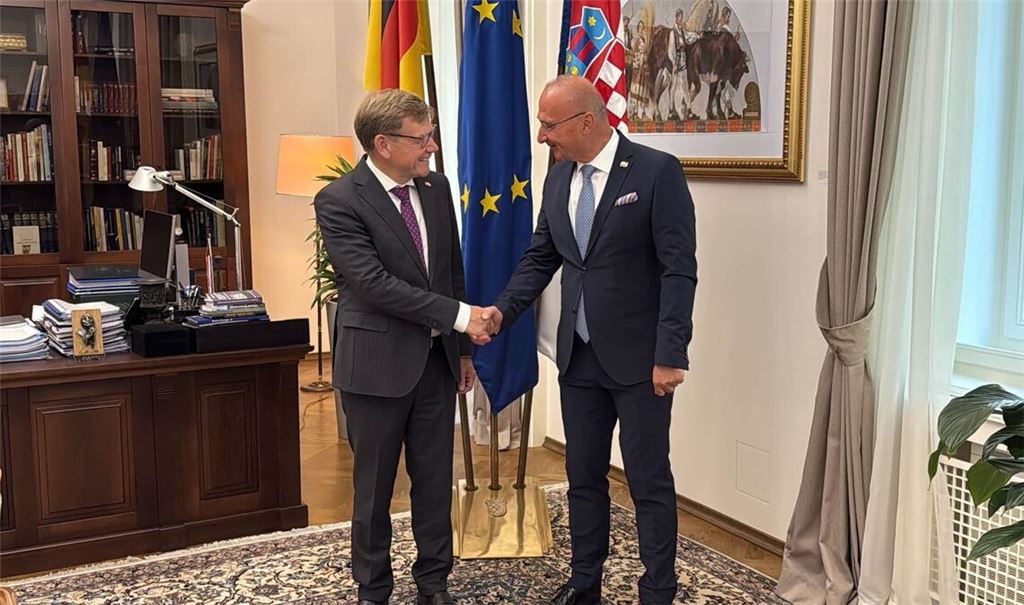 Außenminister Johann Wadephul (CDU) wird von seinem kroatischen Kollegen Gordan Grlic Radman in der Hauptstadt Zagreb zum Antrittsbesuch empfangen.