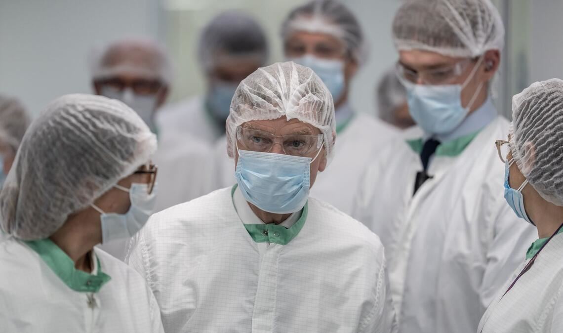 Außenminister Johann Wadephul besucht das Werk des deutschen Pharmaherstellers Merck Naucalpan in Mexiko und lässt sich, bekleidet mit Schutzausrüstung die Produktion erklären.