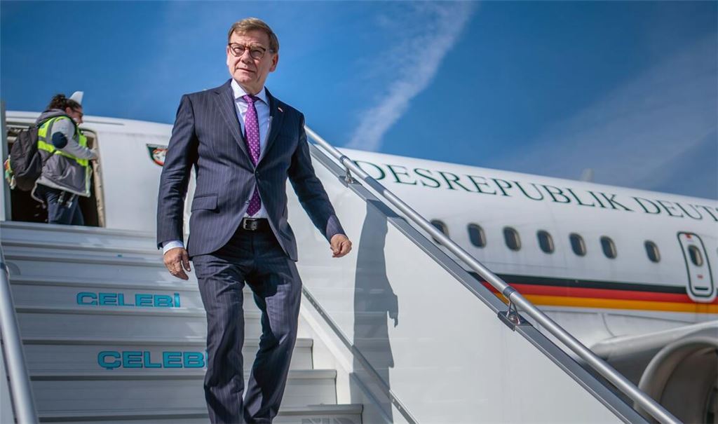 Außenminister Johann Wadephul  bricht erst später als anfangs geplant nach China auf (Archivbild).
