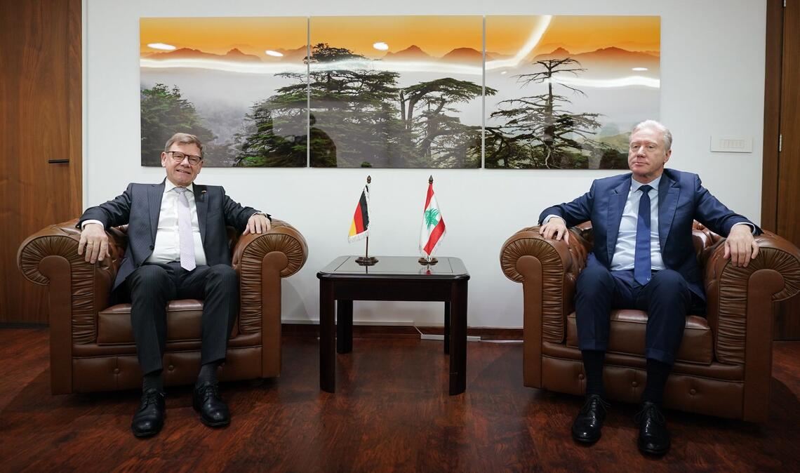 Außenminister Johann Wadephul (l, CDU) setzt seine Nahostreise im Libanon fort. In der Hauptstadt Beirut traf er seinen Amtskollegen Jussef Radschi. Unter anderem geht es um die Entwaffnung der Schiiten-Miliz Hisbollah.