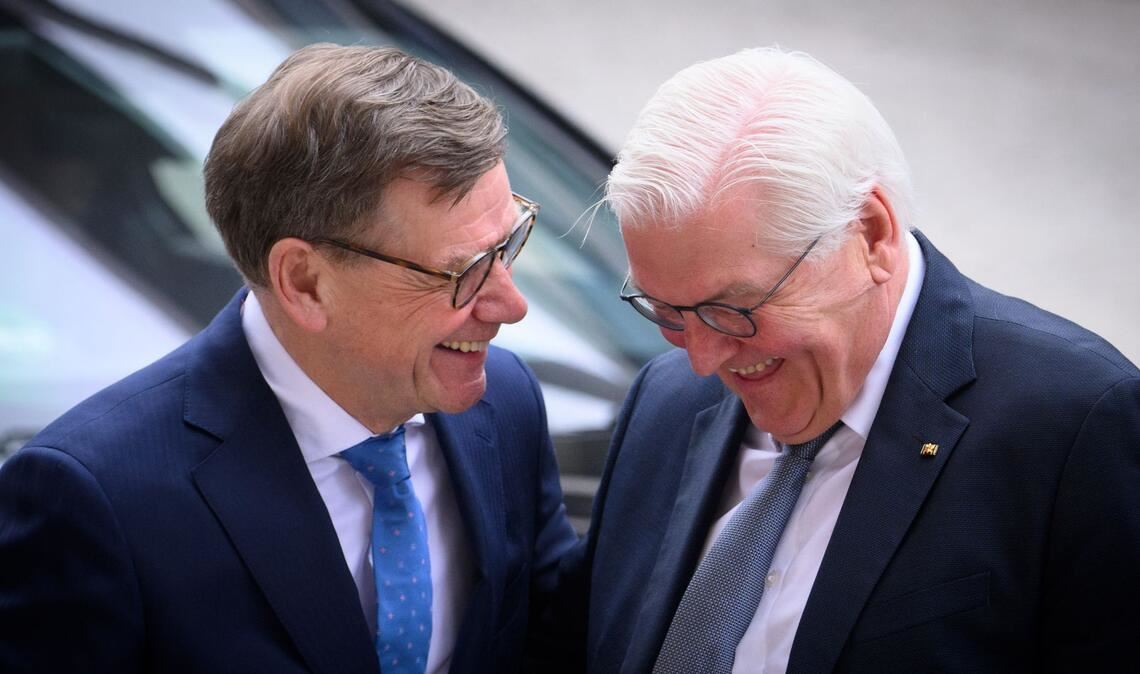 Außenminister Johann Wadephul (l., CDU) und Bundespräsident Frank-Walter Steinmeier verstehen sich beim Festakt zur Wiedergründung des Auswärtigen Amts nach dem Zweiten Weltkrieg vor 75 Jahren offensichtlich bestens.