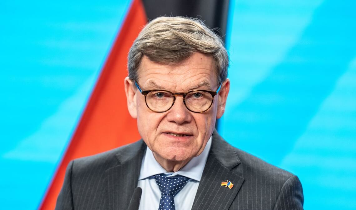 Außenminister Johann Wadephul muss, wie viele andere Minister auch, in seinem Etat den Rotstift ansetzen.