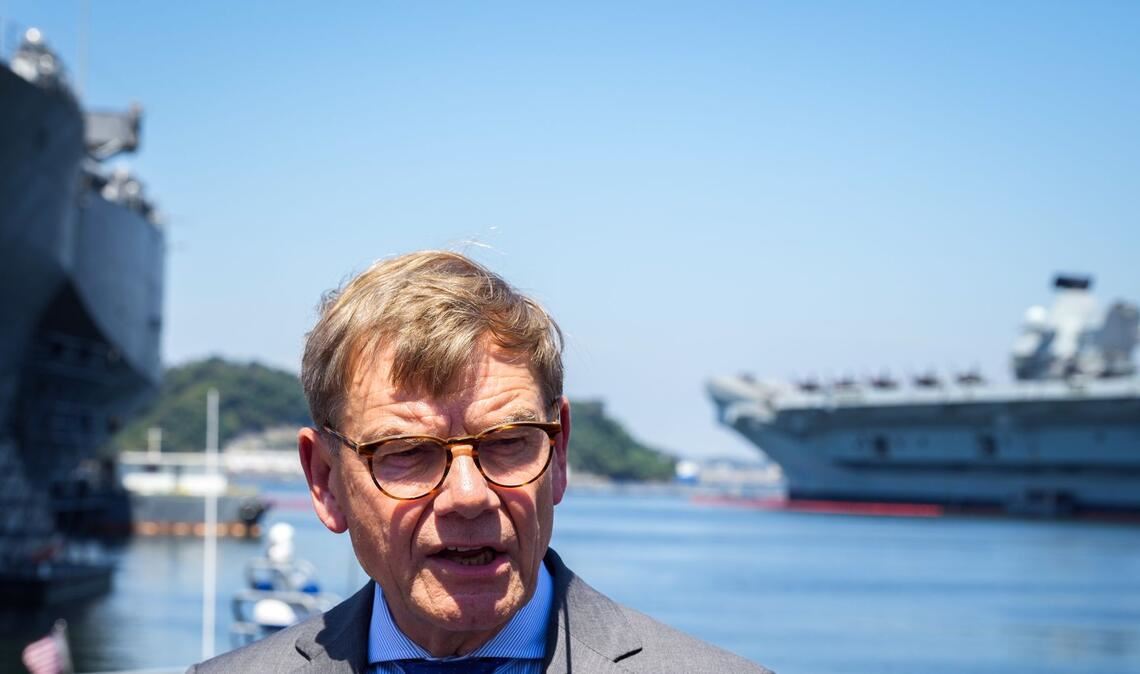Außenminister Wadephul auf dem Stützpunkt der US-Flotte in Japan.