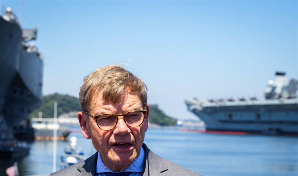 Außenminister Wadephul auf dem Stützpunkt der US-Flotte in Japan.
