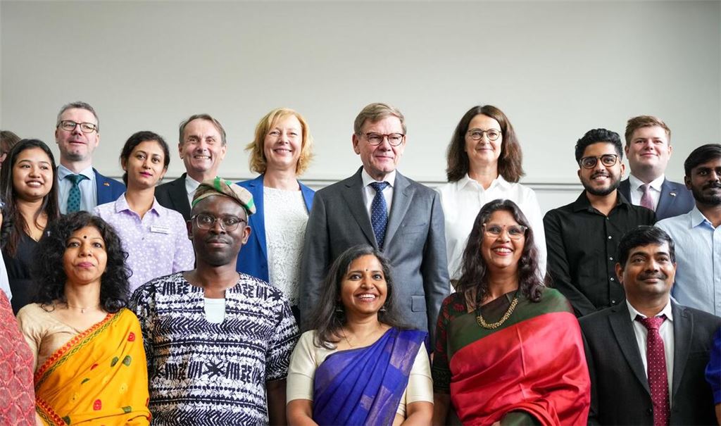 Außenminister Wadephul traf die indischen Deutschlernenden am Goethe-Institut in Bangalore.