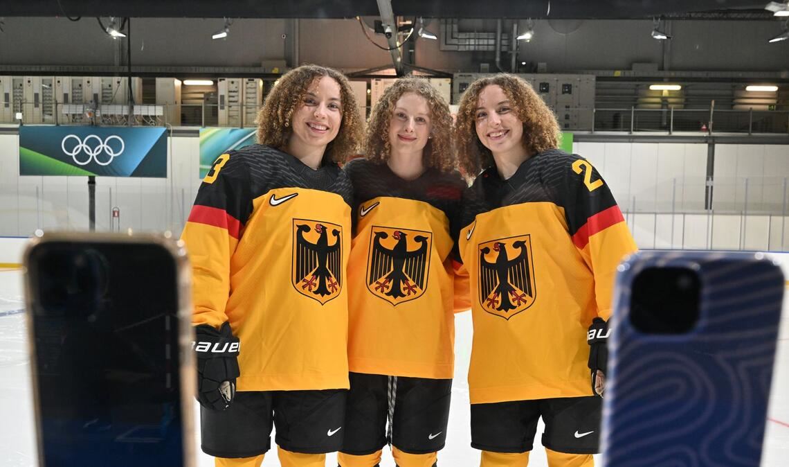 Außenseiterinnen im olympischen Turnier: die deutschen Eishockeyspielerinnen Luisa Welcke, Svenja Voigt und Lilli Welcke (v.l.).