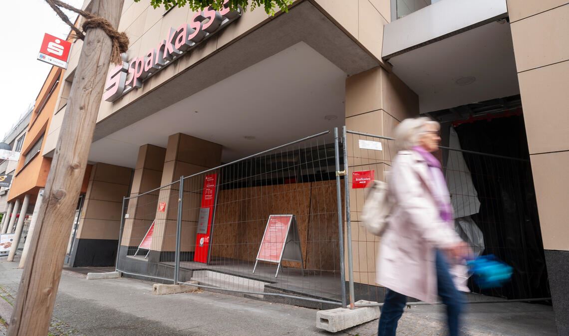 Außer Betrieb: Bei der Sprengung des Geldautomaten wird das Gebäude an der Stuttgarter Straße in Knittlingen, das die Sparkasse beherbergt, stark beschädigt. Foto: Fotomoment