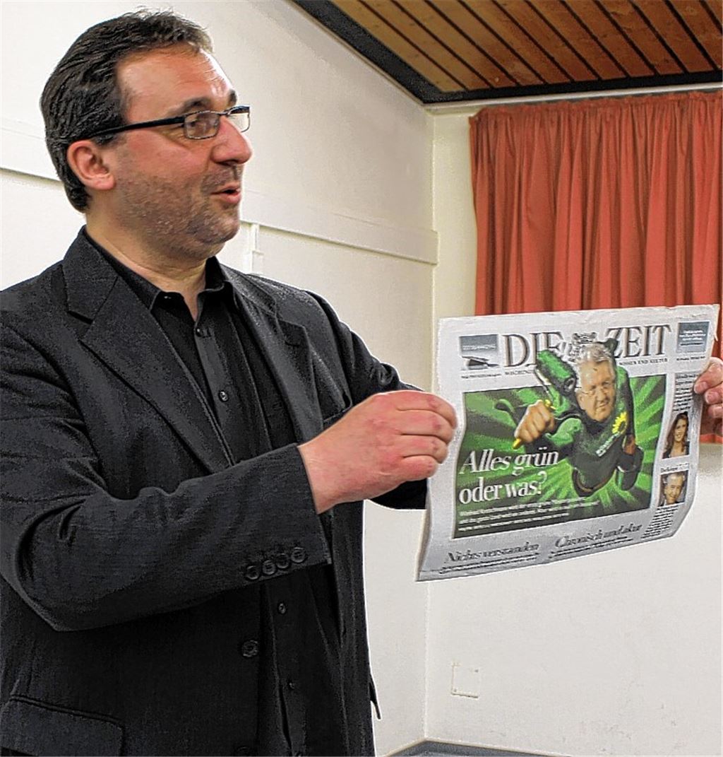 Außer seinen Zeitungsausschnitten nimmt Uwe Spinder kein Blatt vor den Mund. Foto: Gienger