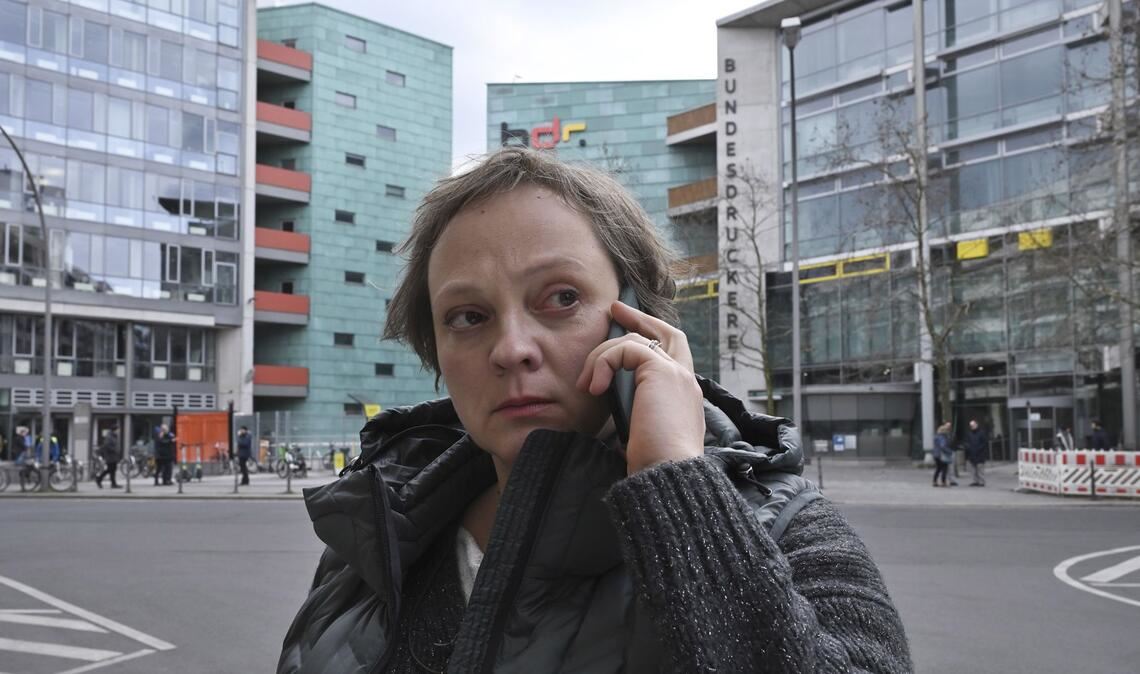 Außerdem konzentrieren Karow und Bonard sich bei ihren Ermittlungen auf die BDR-Sicherheitsmitarbeiterin Annika Haupt (Annett Sawallisch), die eine Beziehung mit dem toten Lieferdienstfahrer hatte.