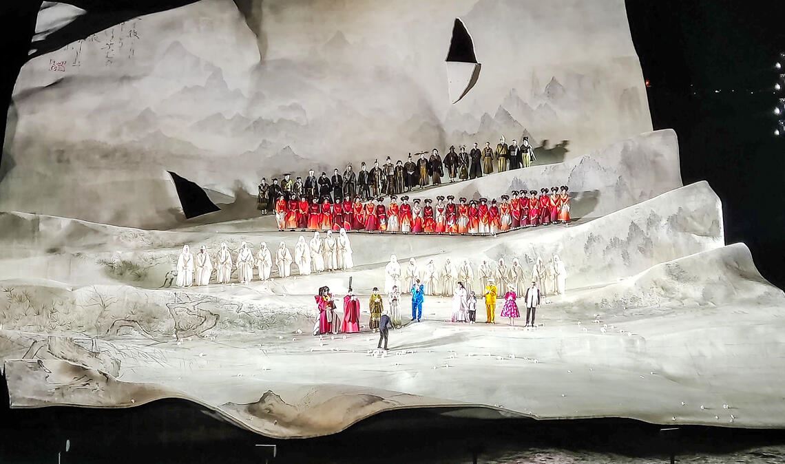 Leserreise: Magische Momente bei„Madame Butterfly“ Außergewöhnliche Inszenierung in außergewöhnlicher Kulisse: Ein weißes Blatt Papier als Hintergrund rückt die Akteure auf der Seebühne perfekt in den Fokus. Fotos: Christina Wetzel