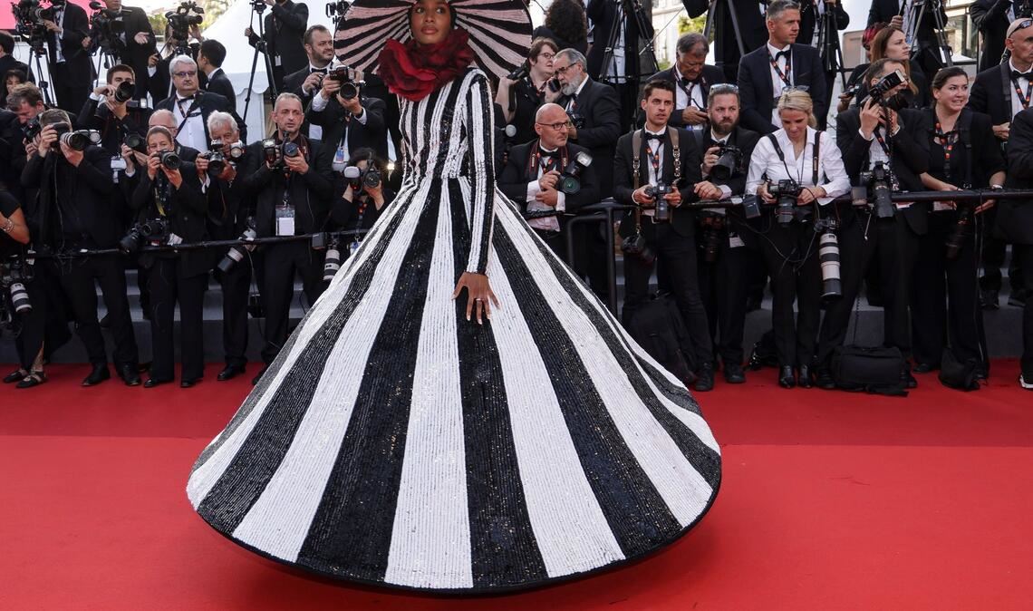 Außergewöhnliche Kleider ist man bei Preisverleihungen gewohnt - trotzdem fallen sie immer wieder ins Auge: Zur Preisverleihung während der 76. Internationalen Filmfestspiele in Cannes sticht das somalische Model Ikram Abdi heraus.