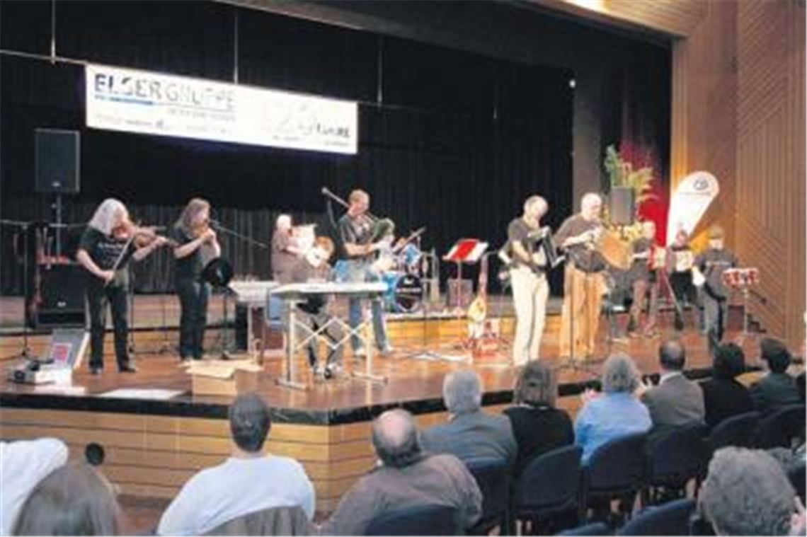 Außergewöhnliches Konzert im Mühlehof: Die Brenz Band zieht das Publikum von der ersten Minute an in ihren Bann.
Foto: Tilo Keller