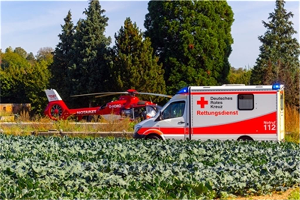 Außerhalb des Firmengeländes warten Rettungswagen und Hubschrauber darauf, das junge Unfallopfer übernehmen zu können.Foto: Einsatz-Report 24