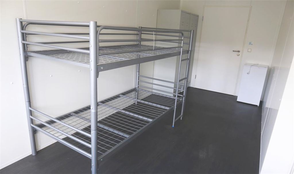 Ausstattung pro Zimmer: Stockbett, Spinde und Kühlschrank sowie Tisch und Stühle. Fotos: Schüller