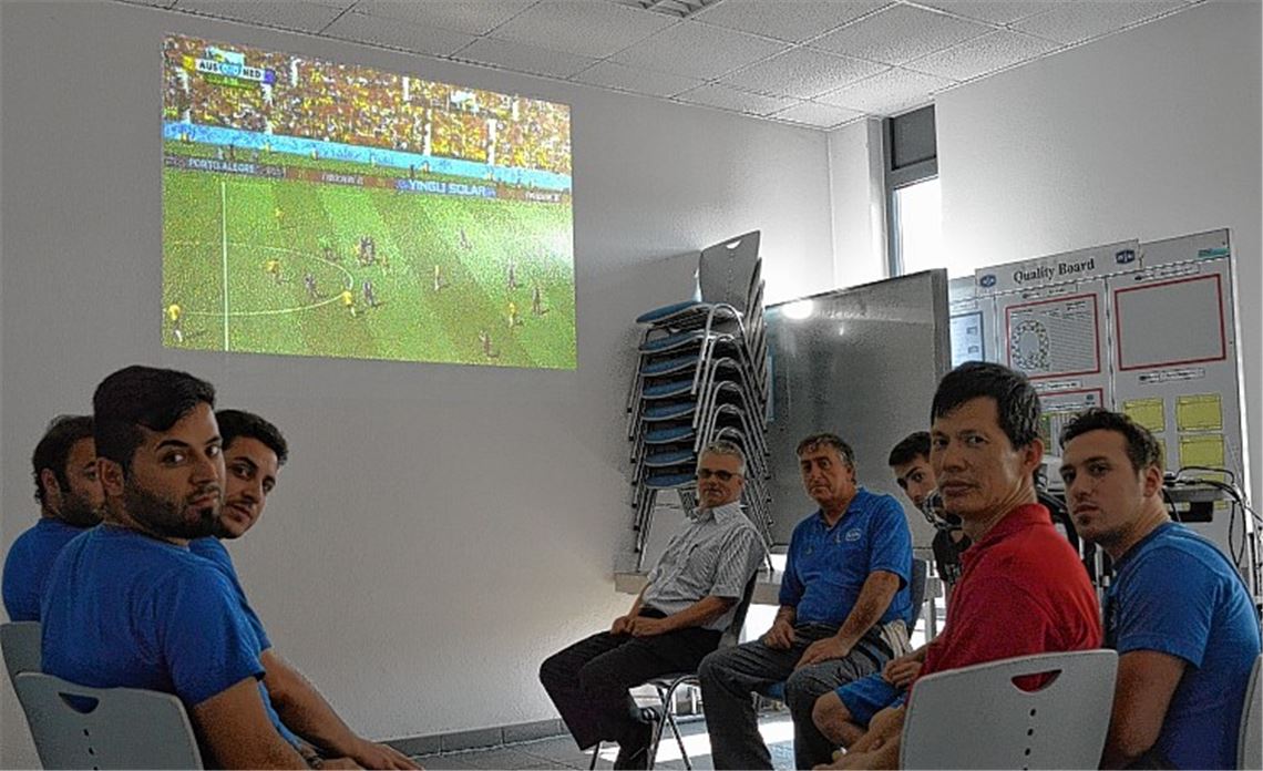 Ausstempeln, fertig, los: Mitarbeiter der Firma RSN Sihn beim gemeinsamen Fußballschauen im Pausenraum 