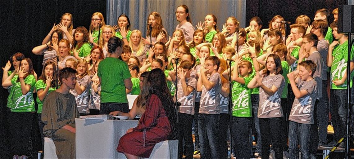 Ausstrahlung und Energie des Chores begeistern das Publikum. Im Mittelpunkt steht die Frage, wer Königin sein soll. Bild re.: König Xerxes geht auf Brautschau.Fotos: Stahlfeld