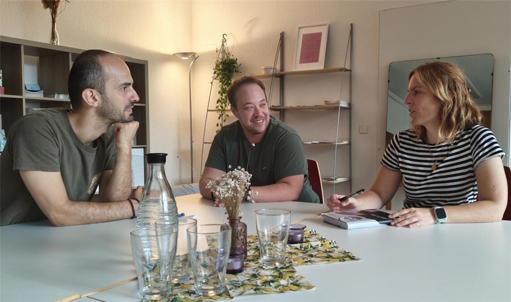 Austausch im Kreise der Spotlight-Kolleginnen und -Kollegen ist wichtig: Claudia Jancura (v. re.), Caleb Davis und Denis Hasani sprechen offen über die aktuellen Themen, die sie und ihr Klientel bewegen. Foto: Deeg
