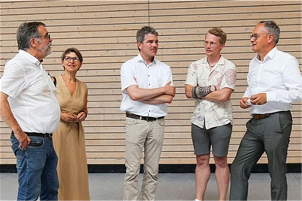Austausch in der Lindenhalle: SPD-Landeschef Andreas Stoch (v. re.), SPD-Kreisvorsitzender Paul Renner, Bürgermeister Matthias Enz, Gemeinderätin Ulrike Brandauer und SPD-Kreistagsfraktionschef Hans Vester.Foto: Deeg