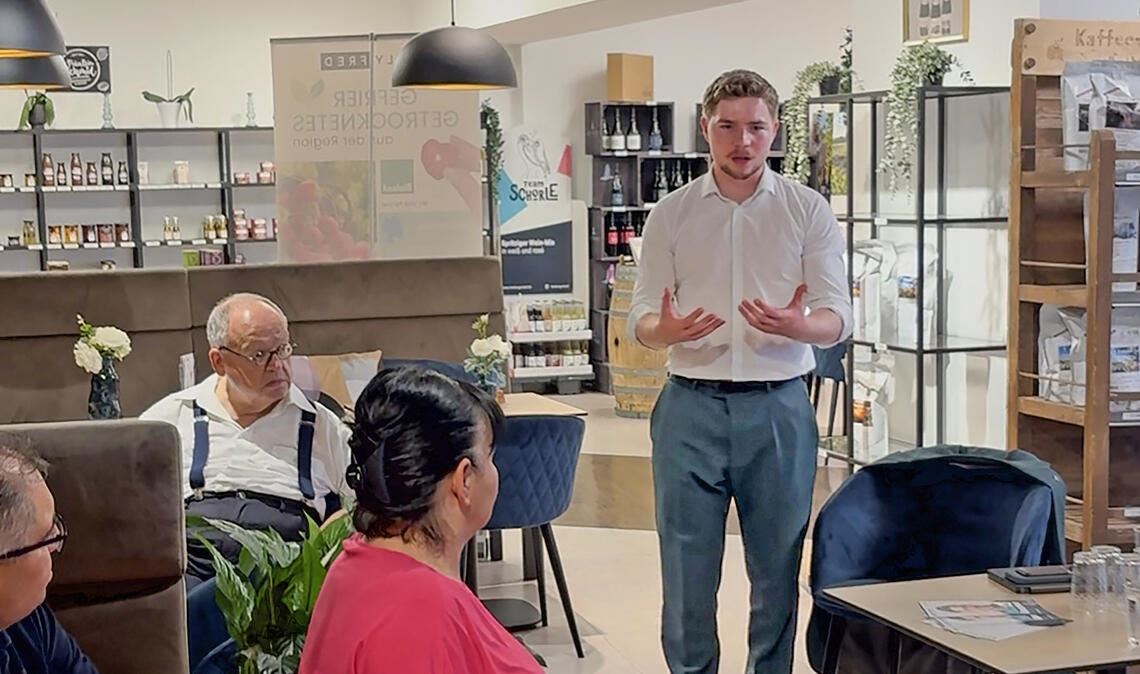 Austausch mit Bürgerinnen und Bürgern: Nico Gunzelmann im Gespräch. Foto: privat