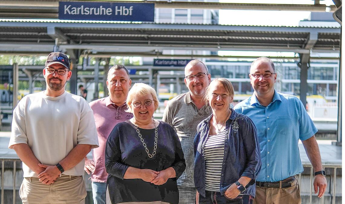 Austausch mit Gewerkschaftern und Betriebsräten: Katja Mast (Mitte) am Karlsruher Bahnhof. Foto: © Farah Maktoul