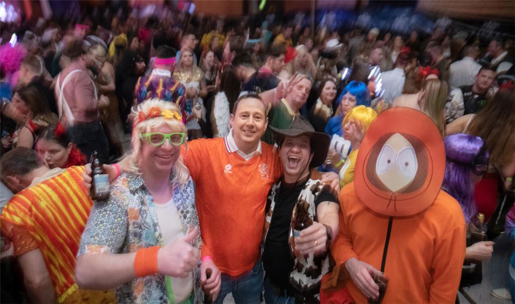 Ausverkaufte Festhalle in Zaisersweiher: Steffen Pischke, Alexander Pyka, Giancarlo Carrapa und Manuel Pischke (v. li.) stürzen sich in den närrischen Wahlkampf. Fotos (2): Fotomoment