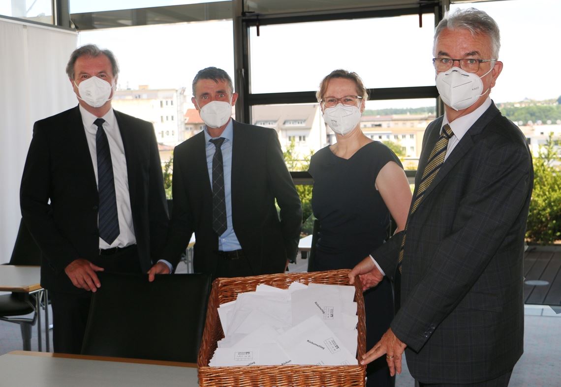 Auszählung: Aufsichtsratsvorsitzender Martin Keppler (v.li.) mit Vorstandsmitglied Ralf Günther-Schmidt, Notarin Melanie Löbbecke und dem Vorstandsvorsitzenden Jürgen Zachmann. Foto: privat