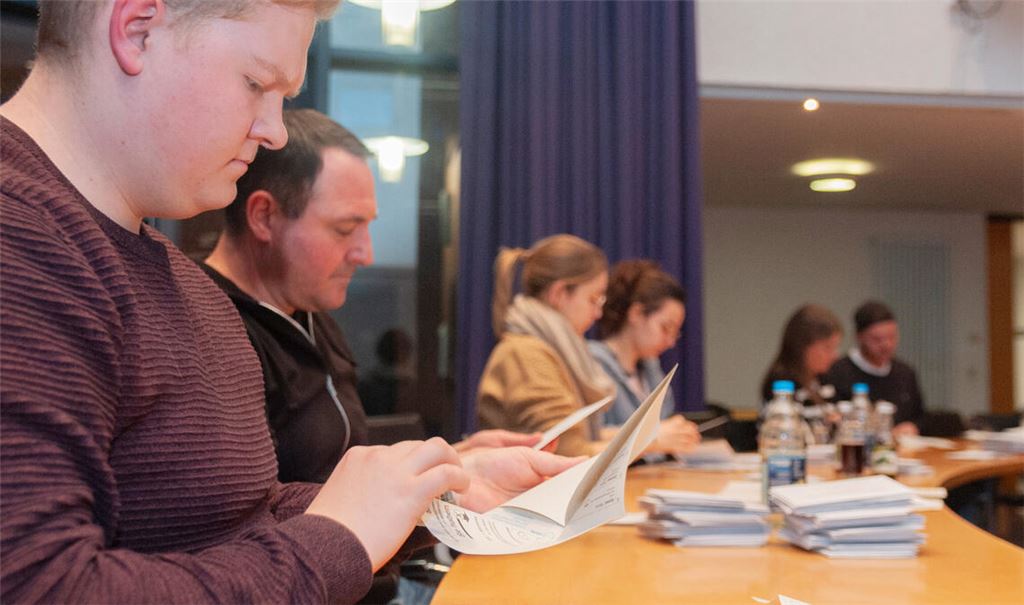 Auszählung am Wahlabend in Mühlacker. Die Stadt ist voll im Zeitplan. Anderswo gestaltet sich die Angelegenheit zäh. Foto: Fotomoment