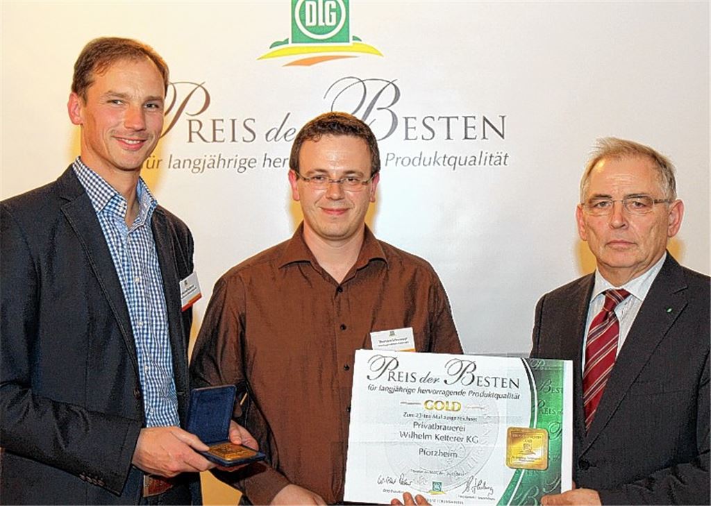 Auszeichnung: Brauerei-Chef Michael Ketterer (v.li.), Braumeister Torsten Schwanzer und DLG-Präsident Carl-Albrecht Bartmer bei der Preisverleihung.