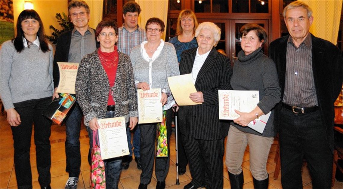 Auszeichnung: Frank Ziegler (v.re.) ehrt Irmgard Sauter, Elisabeth Sauter, Annette Braun, Elke Bub, Achim Beuchle, Andrea Rottner und Bernd Reinhardt mit der zweiten Vorsitzenden Ute Jakobsen für langjährige Mitgliedschaft beim TV Enzberg.