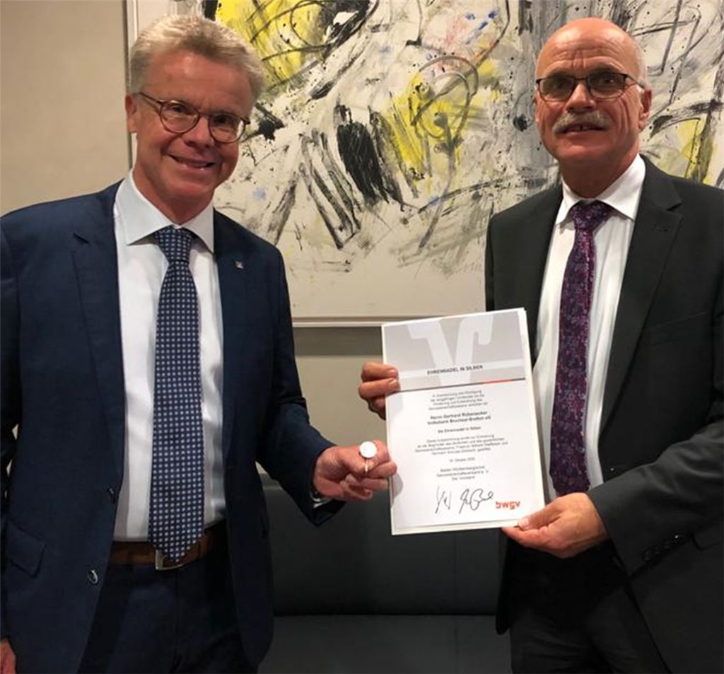 Auszeichnung: Volker Ihrig (li.), stellvertretender Vorsitzender des Aufsichtsrates der Volksbank Bruchsal-Bretten eG, überreicht die Silberne Ehrennadel mit Urkunde an Gerhard Rübenacker, Vorstandsmitglied der Volksbank Bruchsal-Bretten eG.privat
