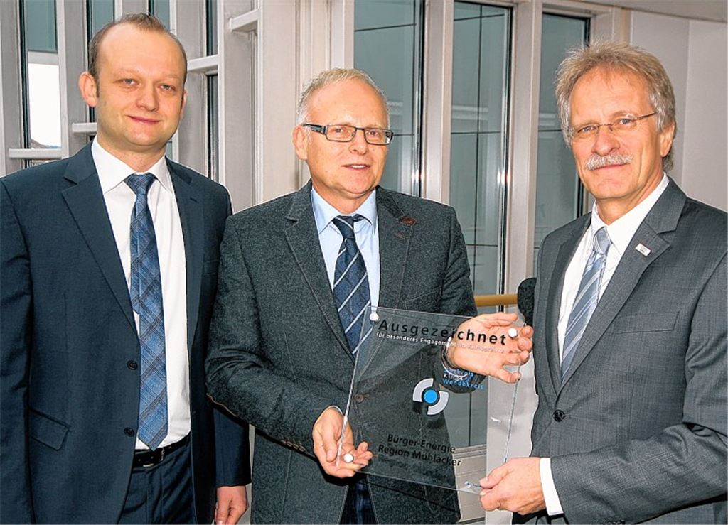 Auszeichnung: die Vorstände der Bürgerenergie-Genossenschaft Region Mühlacker, Jürgen Meeh (re.) und Alexander Welschenbach (li.), mit Enzkreis-Landrat Karl Röckinger.