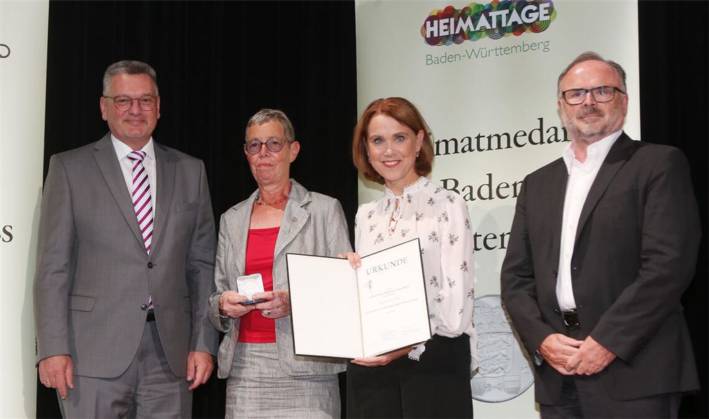 Auszeichnung für Christiane Bastian-Engelbert (2.v.li.). Foto: Wissenschaftsministerium