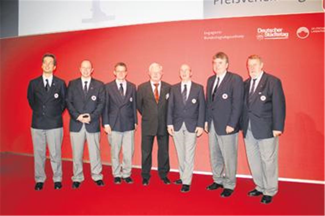 Auszeichnung für die Maulbronner (v. li.): Björn Sämann, Markus Mannuß, Dr. Thomas Haalboom, DRK-Präsident Dr. Rudolf Seiters, Paolo Matassoni, Wolfgang Haalboom und Alfons Völler. Foto: privat