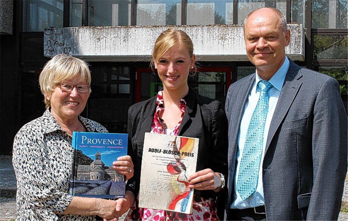 Auszeichnung für starke Leistungen (v. li.): DFG-Vizepräsidentin Hedda Otterbach, Preisträgerin Lena Nadine Wiedmann und Schulleiter Thomas Mühlbayer.