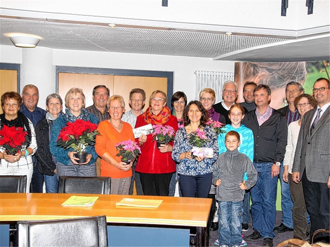 Auszeichnung im Ratsaal: Die Gewinner des Blumenschmuckwettbewerbs, OGV-Vertreter sowie OB Frank Schneider (re.).