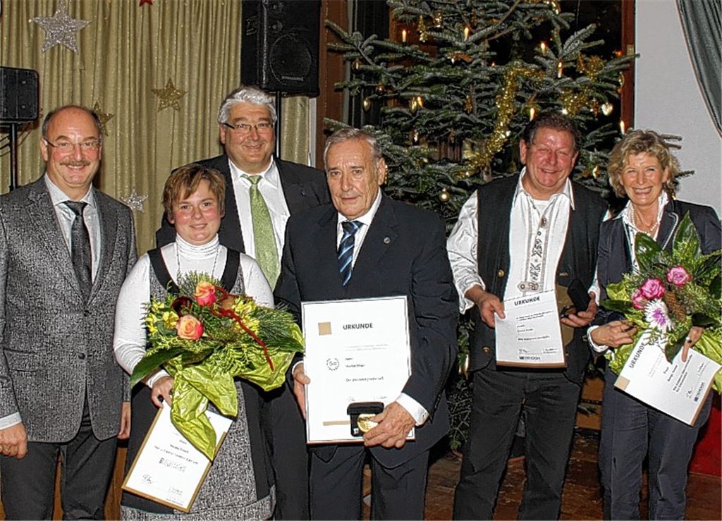 Auszeichnungen: Nicole Frank, Werner Mayer, Dieter Klenk und Sonja Kretz (erste Reihe von links). Der stellvertretende Hauptgeschäftsführer der DeHoGa Baden-Württemberg, Joachim Schönborn, und DeHoGa-Kreisvorsitzender Reinhard Gallistl (hintere Reihe von links) überreichen Urkunden und Ehrennadeln.