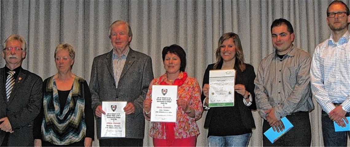 Auszeichnungen: TSV-Vorsitzender Norbert Thieme und Turngau Präsidentin Bärbel Vorrink mit Wolfang Eckstein, Iris Schwab, Stefanie Bauer, Oliver Höhner und Olaf Müller. Foto: Rieger